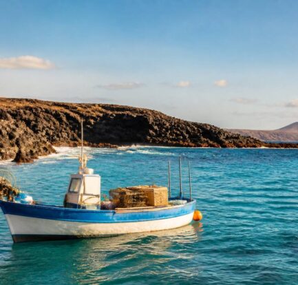 Realistische foto van een visboot aan de kust van Lanzarote met zichtbare visuitrusting op het dek