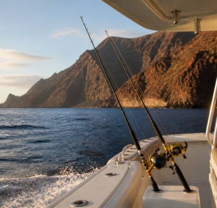 Sportvisboot bij de rotsachtige kust van Lanzarote tijdens een ontspannen visdag